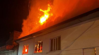 İki katlı bir evde çıkan yangın dehşete düşürdü. Sabaha karşı