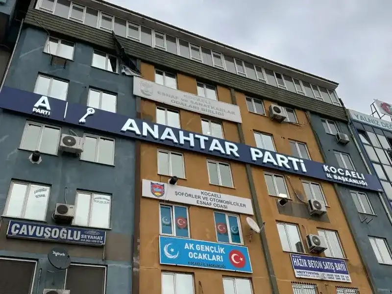 Kocaeli siyasetinin yeni ve dikkat çeken oluşumlarından Anahtar Parti’de, teşkilatlanma