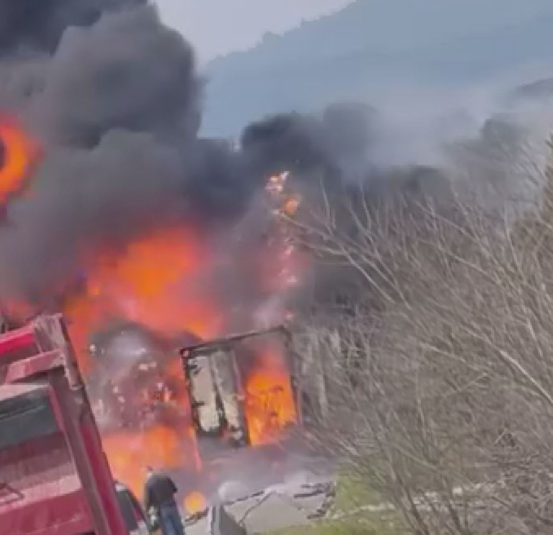 Kuzey Marmara Otoyolu Çatalca Nakkaş Tüneller çıkışında seyir halindeki bir