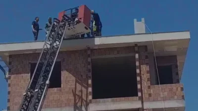 Kocaeli’nin Darıca ilçesinde, 4 katlı bir binanın en üst katından