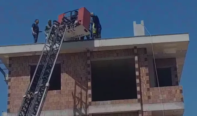 Kocaeli’nin Darıca ilçesinde, 4 katlı bir binanın en üst katından