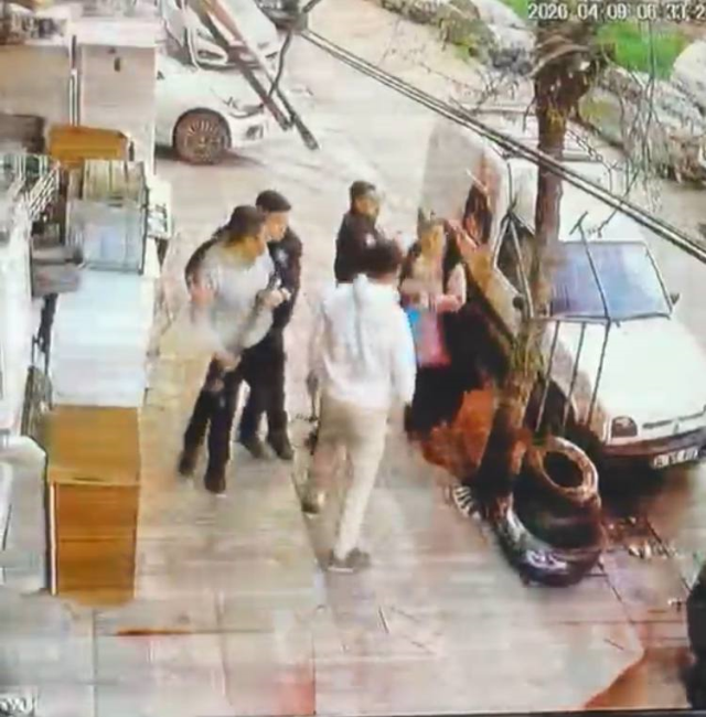 İstanbul’un Sultangazi ilçesinde zihinsel engelli bir genç, annesiyle birlikte ablasını