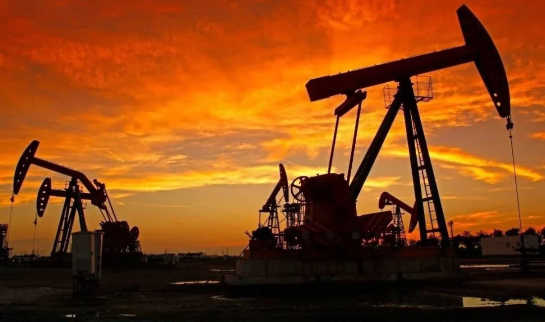 İran’ın Hürmüz Boğazı’nı yeniden açtığını duyurmasının ardından petrol fiyatları hızla