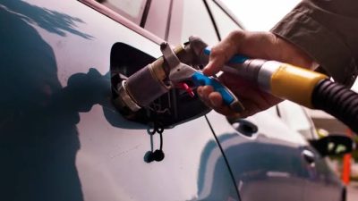 Döviz kurundaki hareketlilik ve küresel petrol fiyatlarındaki yükseliş, akaryakıt ürünlerine