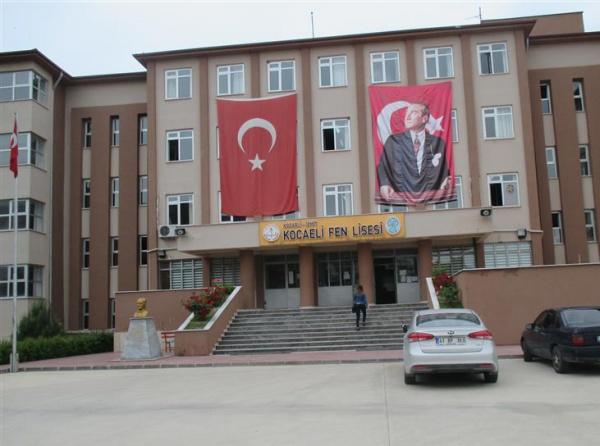 Okul saldırıları sonrası artırılan önlemler kapsamında Kocaeli Fen Lisesi’nde saldırı
