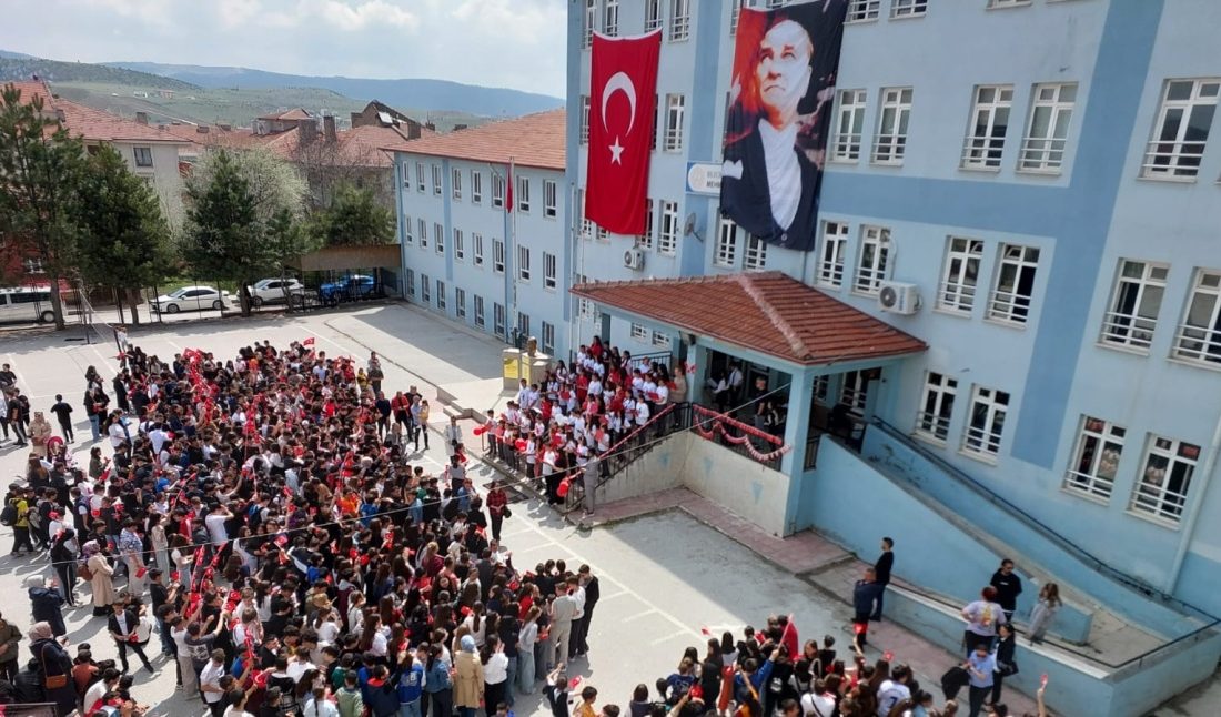 Bilecik’in Bozüyük ilçesinde bir ortaokulda temizlik sırasında bulunan kurusıkı tabanca