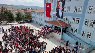 Bilecik’in Bozüyük ilçesinde bir ortaokulda temizlik sırasında bulunan kurusıkı tabanca