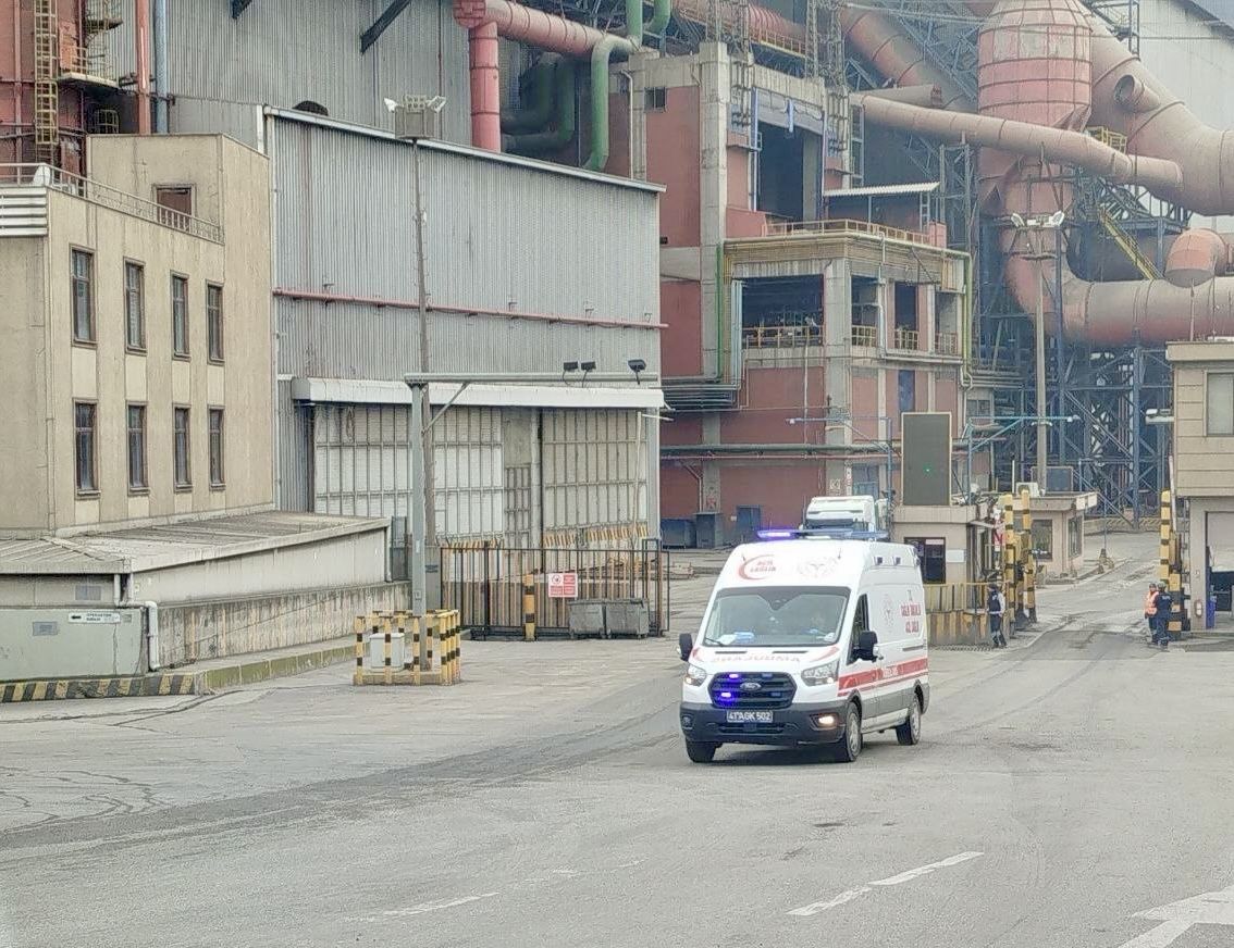 Kocaeli'nin Dilovası ilçesindeki demir çelik fabrikasında yükleme platformunun çökmesi sonucu