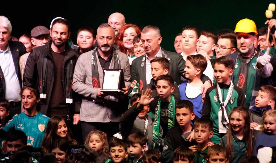 Kocaelispor’un 60. yıl dönümü kutlamaları görkemli bir tiyatro gösterisiyle taçlanırken,