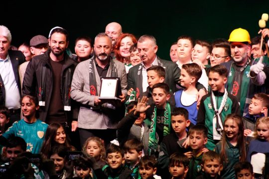 Kocaelispor’un 60. yıl dönümü kutlamaları görkemli bir tiyatro gösterisiyle taçlanırken,