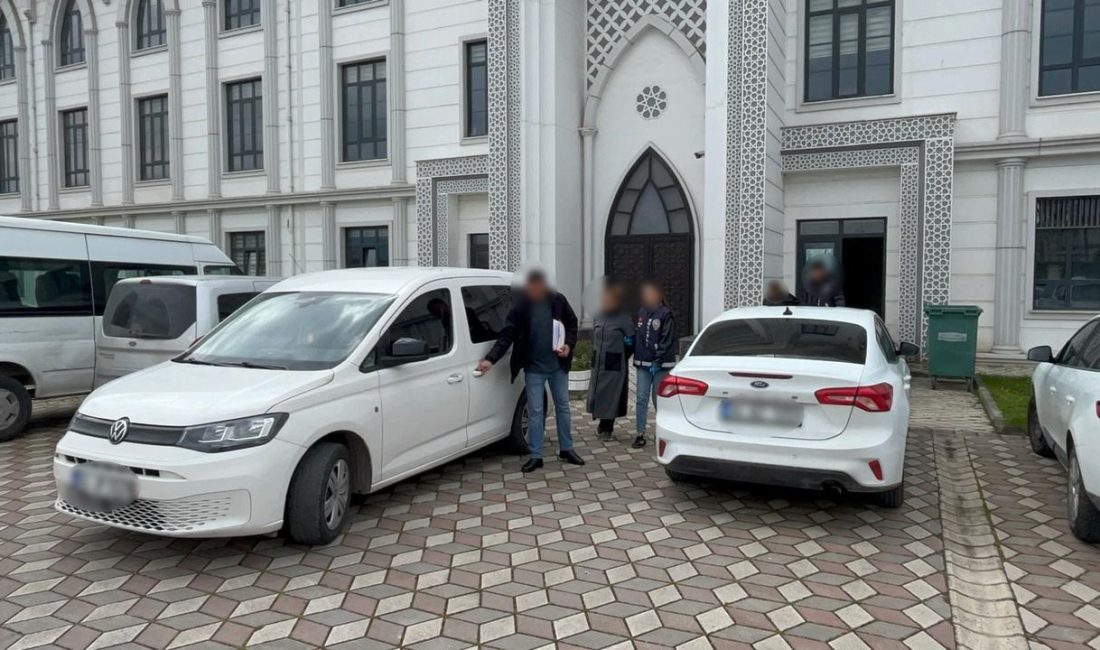 Kocaeli’nin Gebze ilçesinde çarşaf giyerek kendilerini kamufle eden ve bir