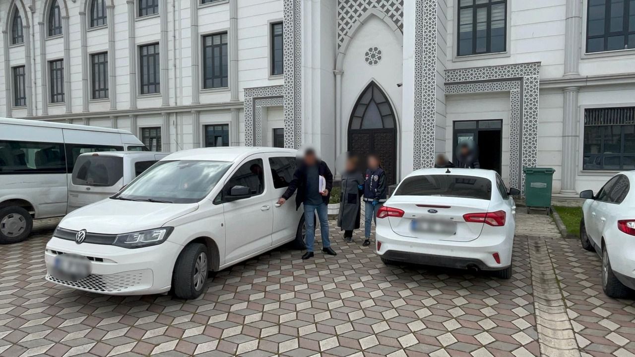 Kocaeli’nin Gebze ilçesinde çarşaf giyerek kendilerini kamufle eden ve bir