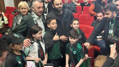 Kocaelispor’un 60. yıl dönümü etkinlikleri kapsamında sahnelenen tiyatro gösterisi, sadece