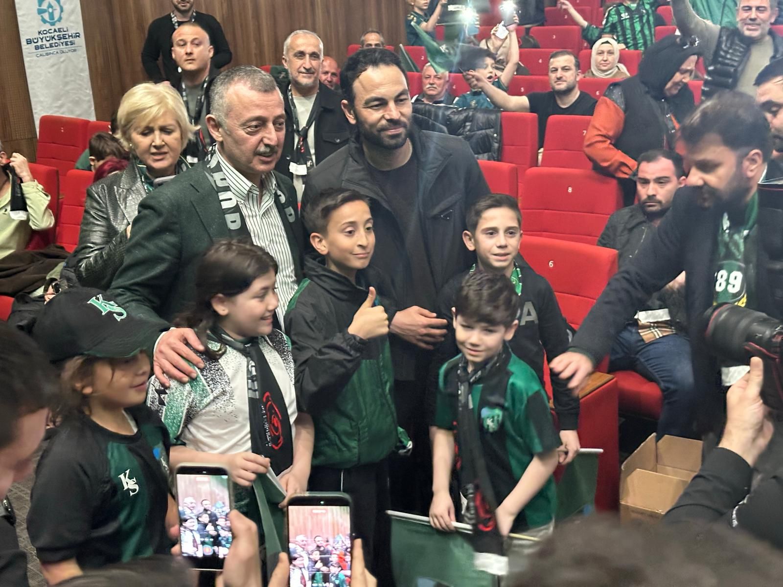 Kocaelispor’un 60. yıl dönümü etkinlikleri kapsamında sahnelenen tiyatro gösterisi, sadece