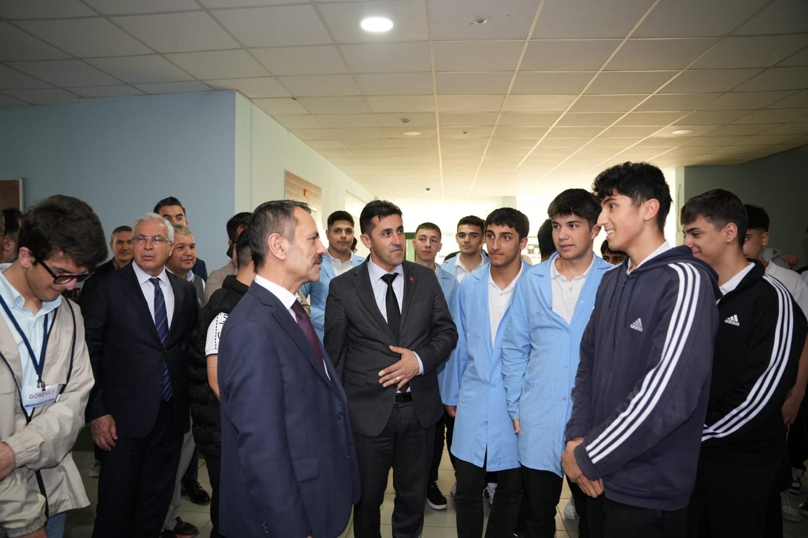 Kocaeli Valisi Aktaş, eğitim kurumları ve gençlerle bir araya gelmeye