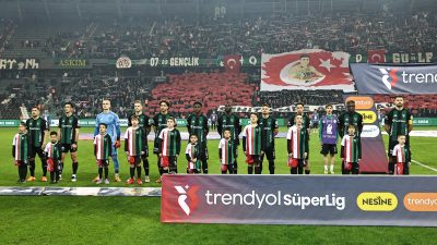 Türkiye Futbol Federasyonu (TFF), karşılaşmaların seremoni ve ısınma bölümlerinde pankartla