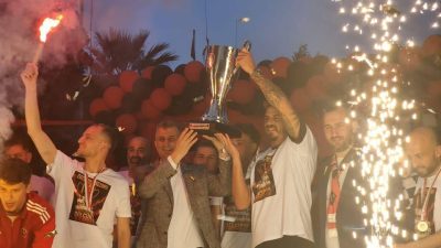 İzmir’deki final maçının ardından şampiyonluk kupasıyla kente dönen Gölcükspor, profesyonel