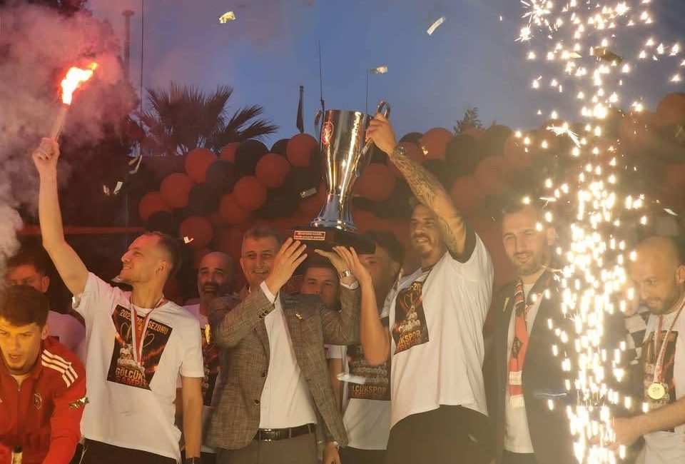 İzmir’deki final maçının ardından şampiyonluk kupasıyla kente dönen Gölcükspor, profesyonel