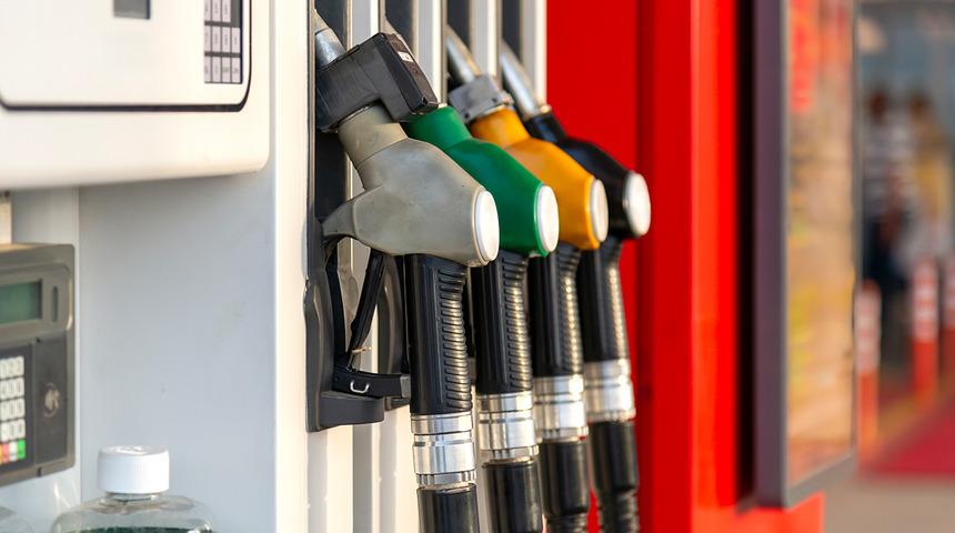 Küresel piyasalarda Brent petrol fiyatlarında gözlemlenen sert düşüş, yurt içinde