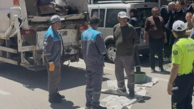 Isparta Belediyesi personeli Ali Öztürk, görev yaptığı esnada çöp kamyonunun