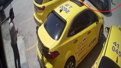 Kocaeli'nin İzmit ilçesinde beyaz bastonuyla yaya geçidinden geçmeye çalışan görme