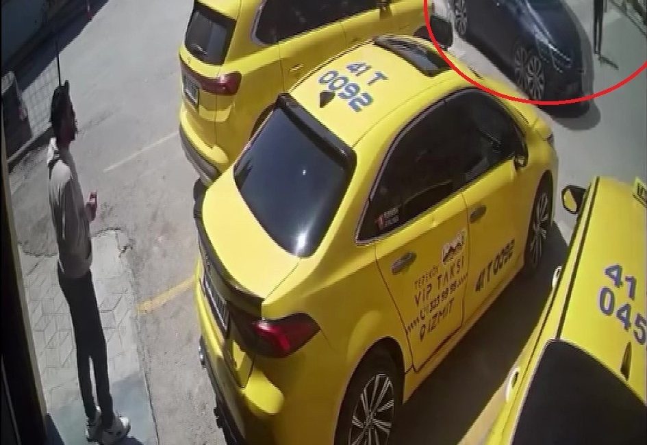 Kocaeli'nin İzmit ilçesinde beyaz bastonuyla yaya geçidinden geçmeye çalışan görme