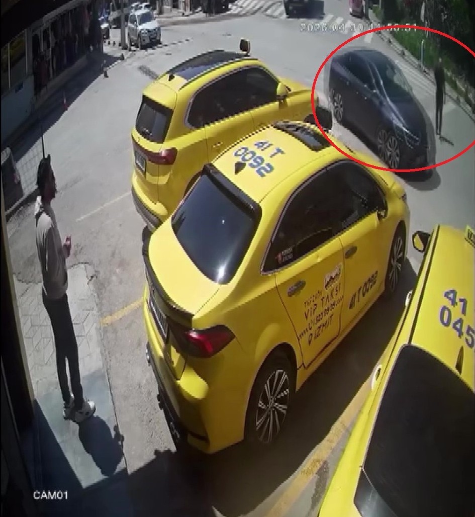 Kocaeli'nin İzmit ilçesinde beyaz bastonuyla yaya geçidinden geçmeye çalışan görme