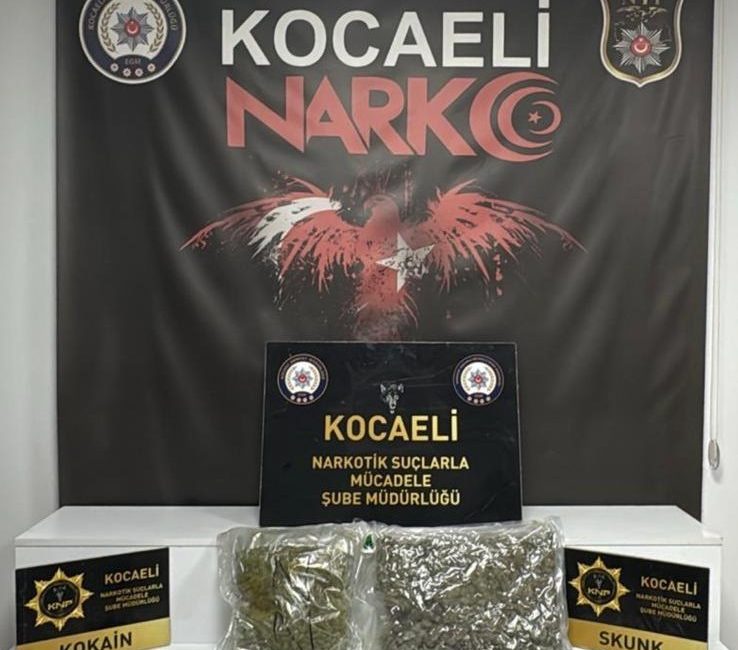 Kocaeli Emniyet Müdürlüğü ekiplerinin Derince’de gerçekleştirdiği operasyonda, durdurulan bir araçta