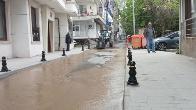 Kocaeli'nin Karamürsel ilçesinde yürütülen altyapı çalışmaları sırasında iş makinesi ana