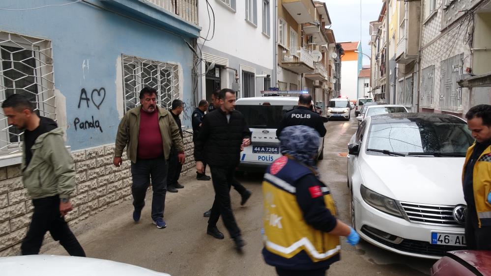 Malatya’nın Battalgazi ilçesi Kernek Mahallesi, akşam saatlerinde silah sesleriyle sarsıldı.