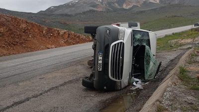 Gaziantep’ten Malatya’ya taziye ziyareti için yola çıkan aileyi taşıyan minibüs,