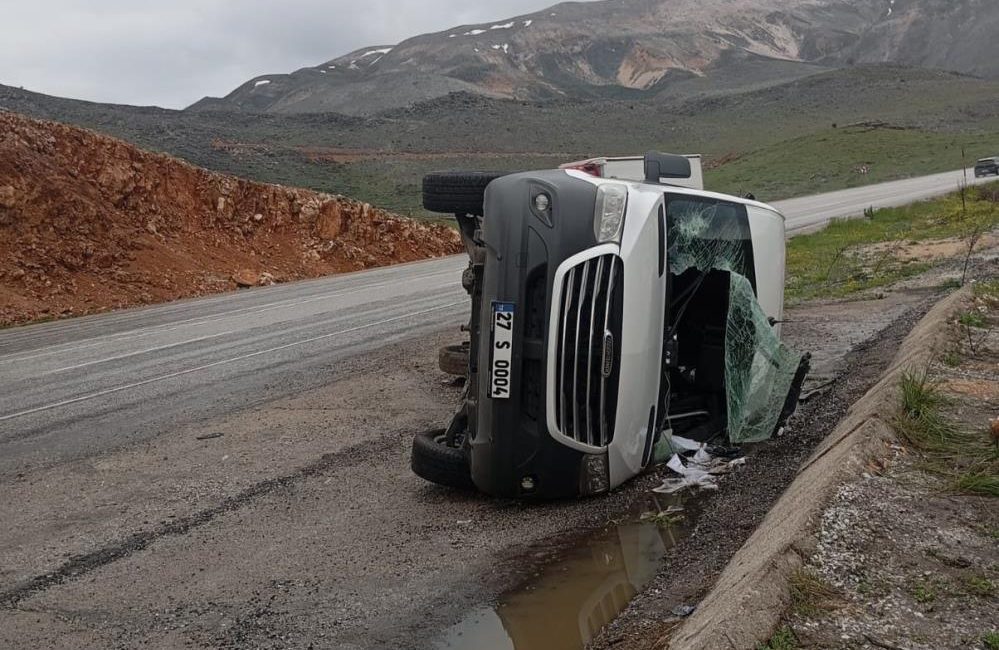 Gaziantep’ten Malatya’ya taziye ziyareti için yola çıkan aileyi taşıyan minibüs,