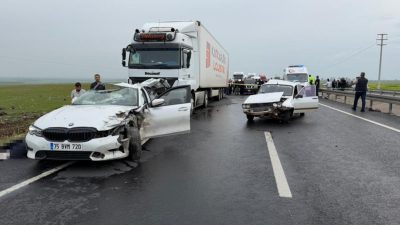 Şanlıurfa’nın Siverek ilçesinde üç aracın karıştığı zincirleme trafik kazasında ortalık
