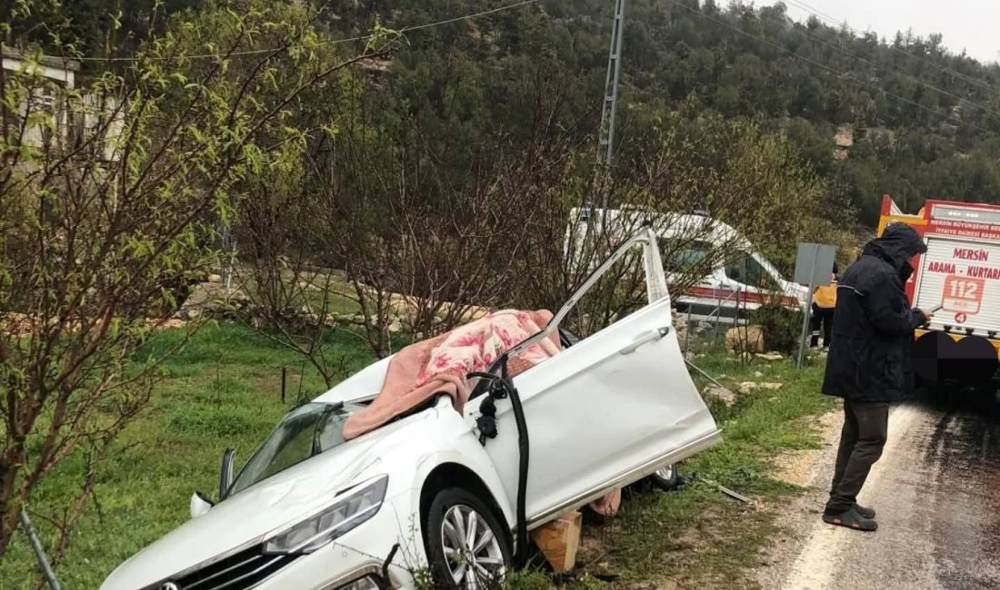 Mersin’in Silifke ilçesinde bir otomobil ile tırın kafa kafaya çarpışması