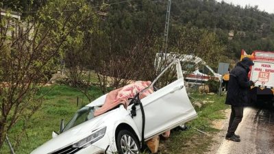 Mersin’in Silifke ilçesinde bir otomobil ile tırın kafa kafaya çarpışması