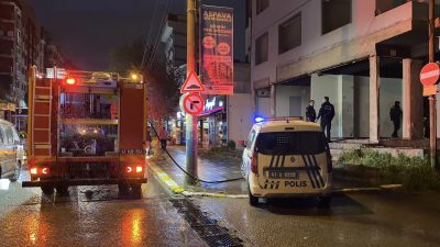 Kocaeli’nin Gebze ilçesinde, riskli yapı olduğu gerekçesiyle boşaltılan 4 katlı
