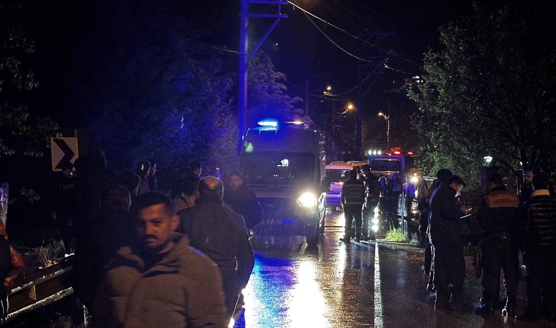 Sakarya'nın Serdivan ilçesinde meydana gelen kazada otomobil, yaklaşık 4 metre