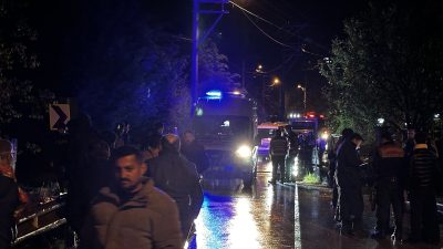 Sakarya'nın Serdivan ilçesinde meydana gelen kazada otomobil, yaklaşık 4 metre