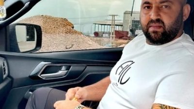 Adana’nın Kozan ilçesinde bir şirket yöneticisi, evinin kapısında uğradığı silahlı