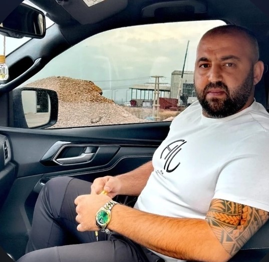 Adana’nın Kozan ilçesinde bir şirket yöneticisi, evinin kapısında uğradığı silahlı