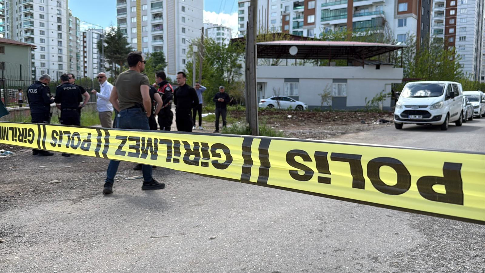 Diyarbakır’ın merkez Yenişehir ilçesinde bir okulun yakınında peş peşe silah