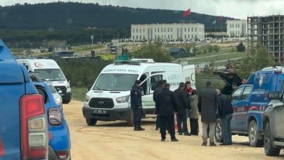 Gaziantep’in Şehitkamil ilçesinde bir şahıs, ormanlık alanda park edilmiş bir