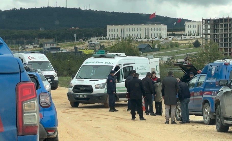 Gaziantep’in Şehitkamil ilçesinde bir şahıs, ormanlık alanda park edilmiş bir