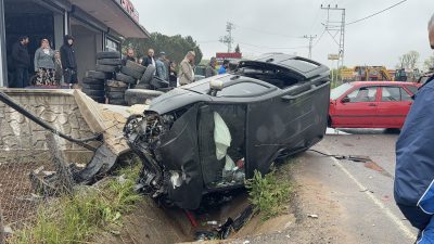 Kocaeli'nin Kandıra ilçesinde iki aracın çarpışması neticesinde savrulan hafif ticari