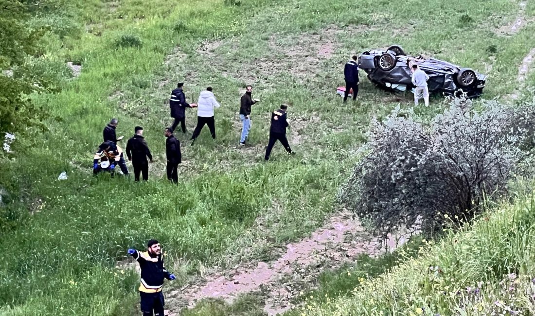 Adıyaman-Kahta karayolu üzerinde kontrolden çıkan bir otomobilin tarlaya uçması sonucu