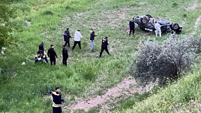 Adıyaman-Kahta karayolu üzerinde kontrolden çıkan bir otomobilin tarlaya uçması sonucu
