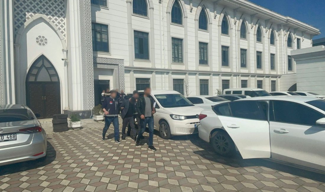 Kocaeli’nin Darıca ilçesinde bir evden dizüstü bilgisayar ve kişisel eşya
