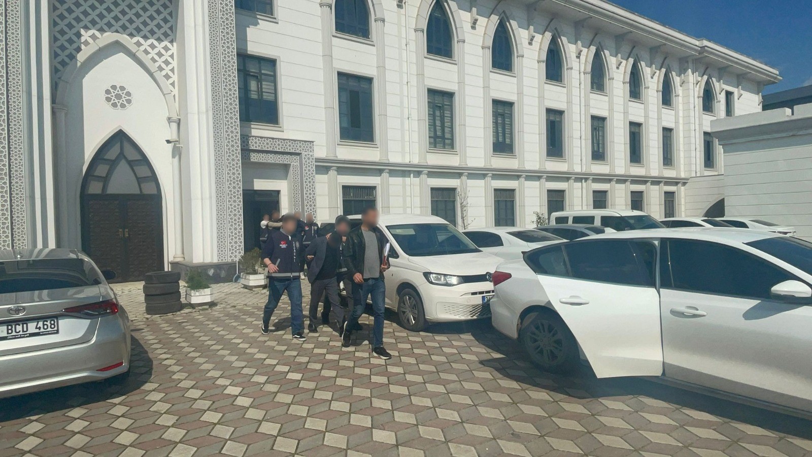 Kocaeli’nin Darıca ilçesinde bir evden dizüstü bilgisayar ve kişisel eşya