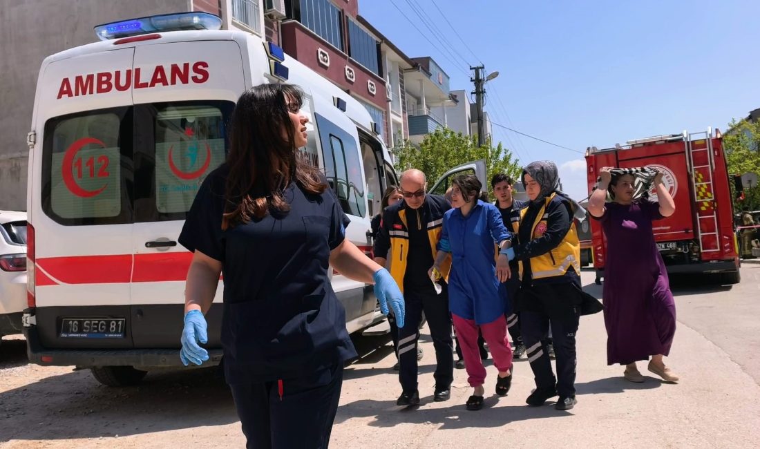 Bursa'nın İnegöl ilçesinde 3 katlı apartmanda çıkan yangında dumandan etkilenen