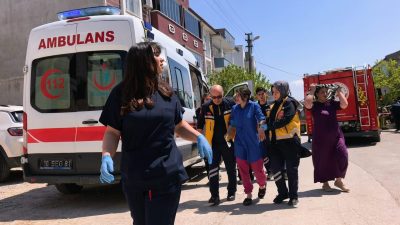Bursa'nın İnegöl ilçesinde 3 katlı apartmanda çıkan yangında dumandan etkilenen